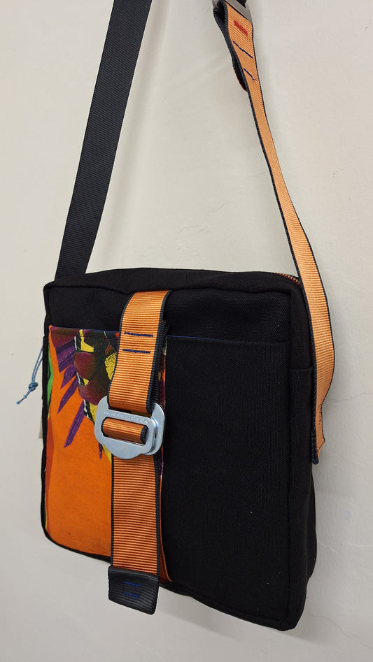 Zipped messenger bag