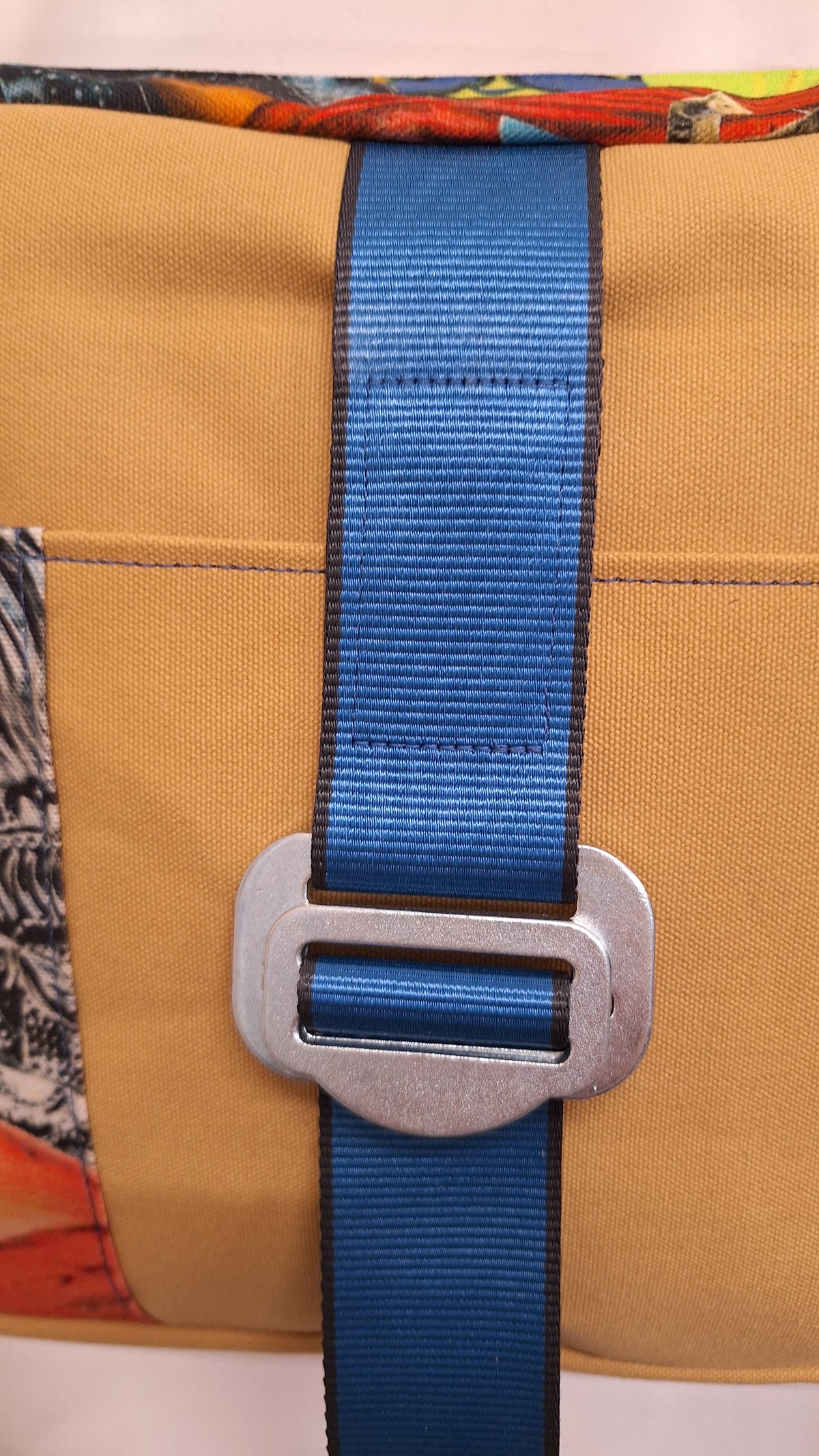 Zipped messenger bag