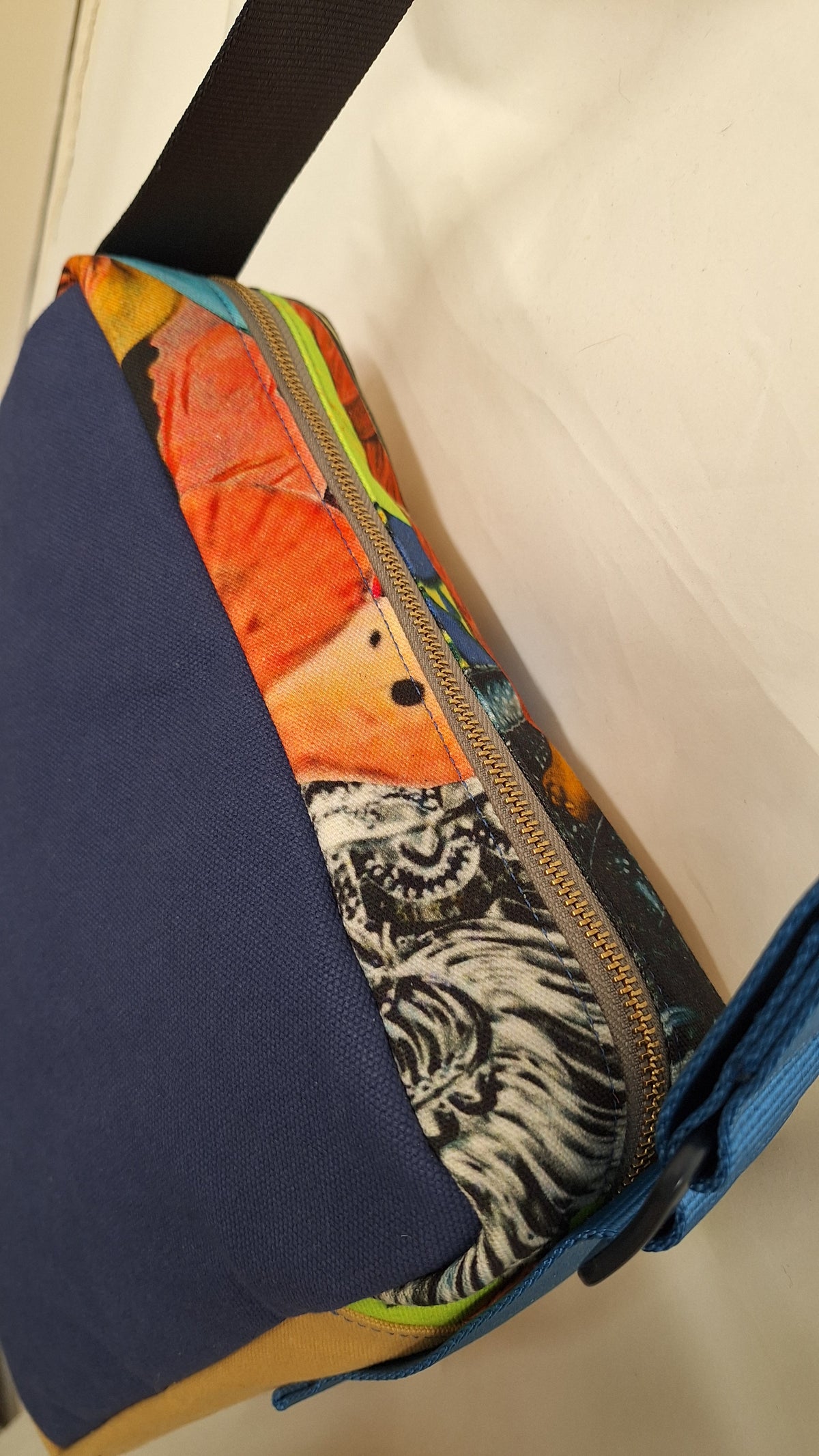 Zipped messenger bag