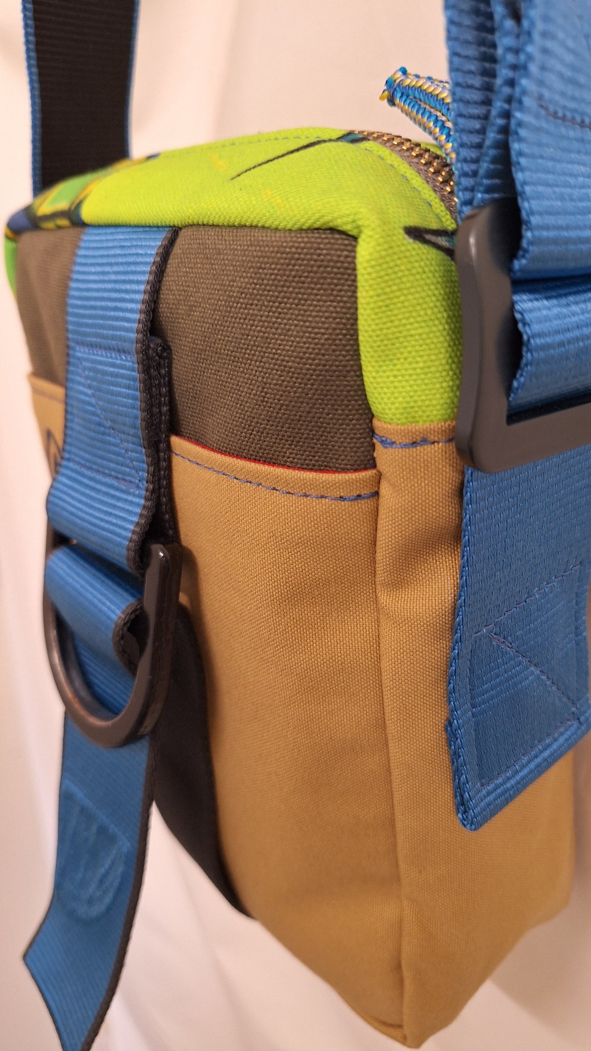 Small Zipped messenger bag