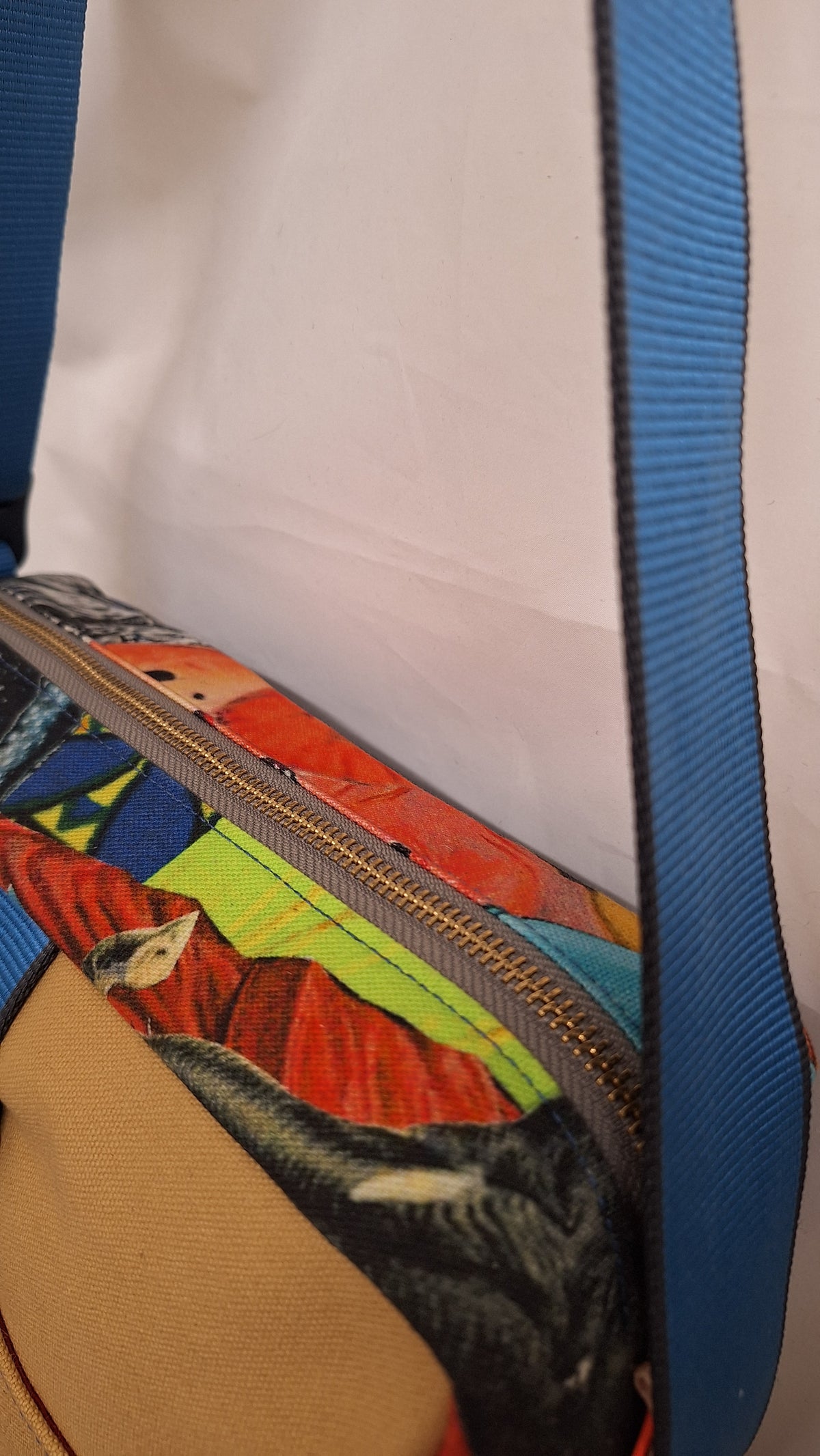 Zipped messenger bag