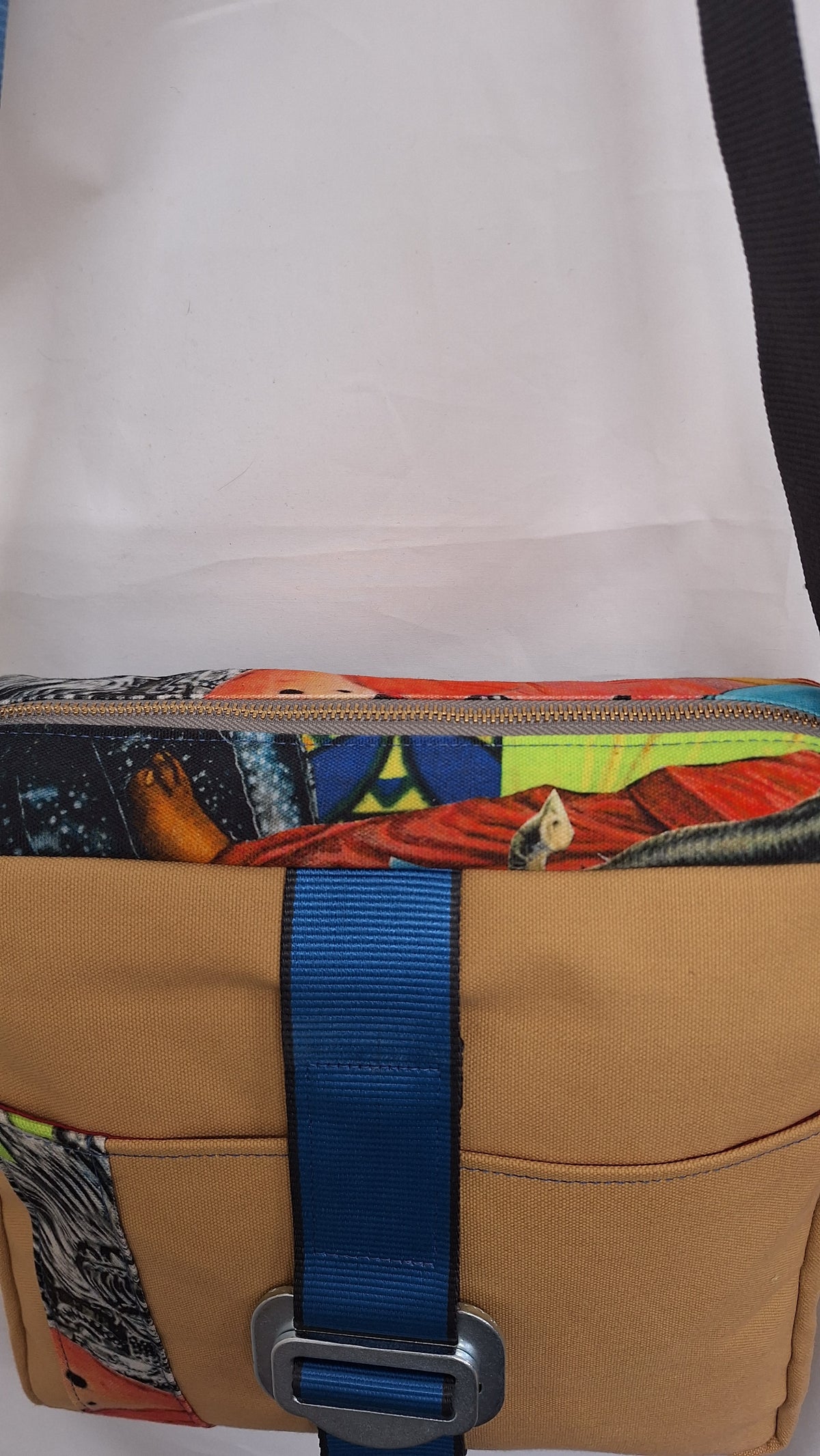 Zipped messenger bag