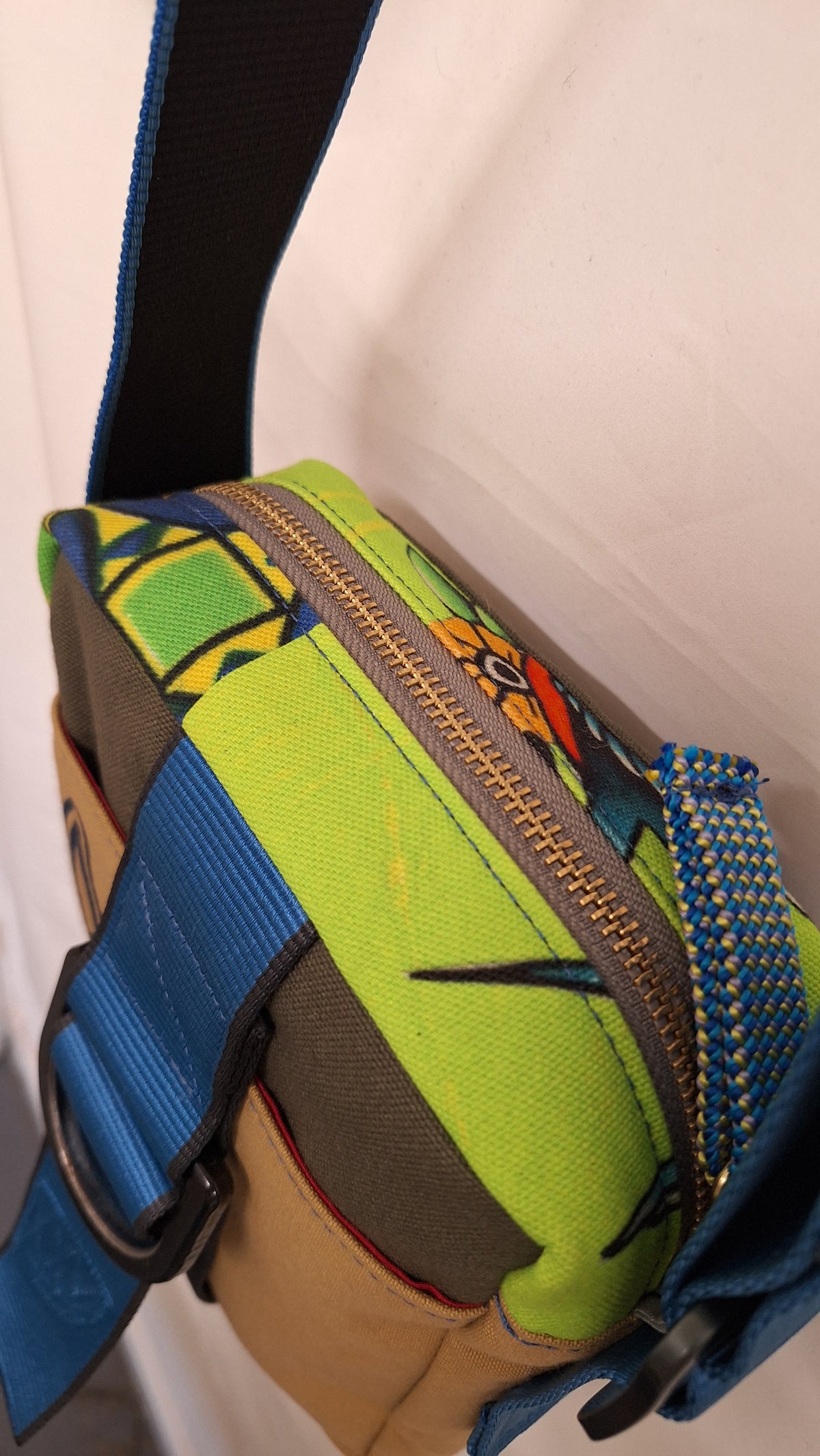 Small Zipped messenger bag
